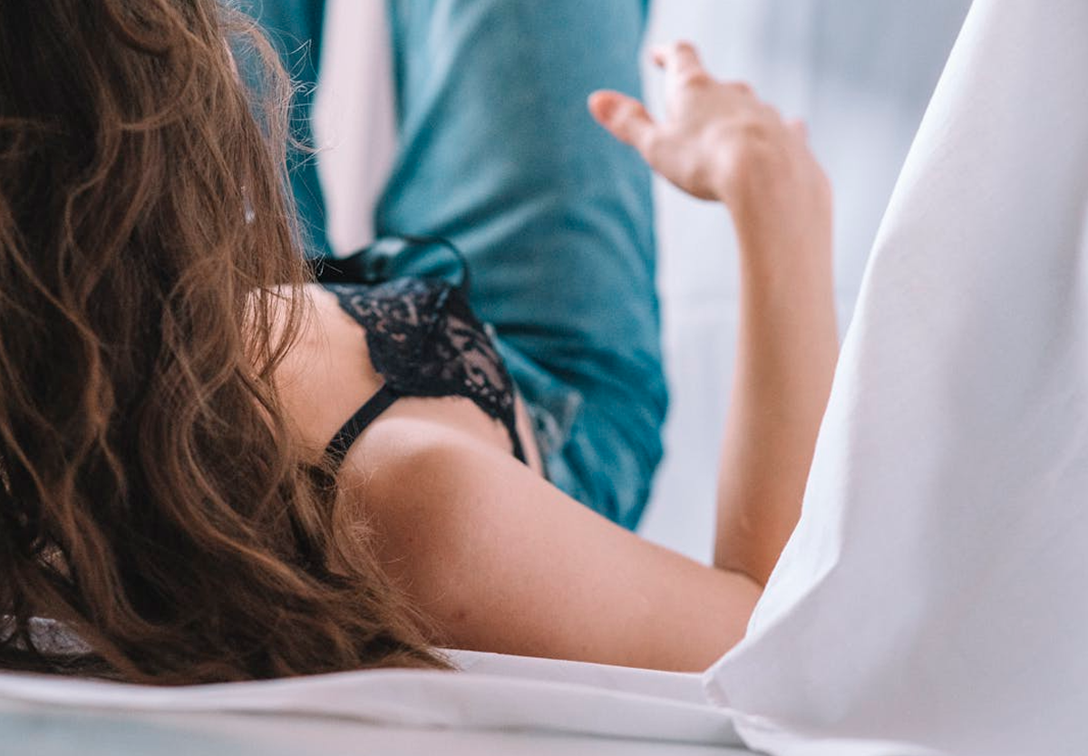 Anorgasmia – syyt, ratkaisut ja miten seksilelut voivat auttaa